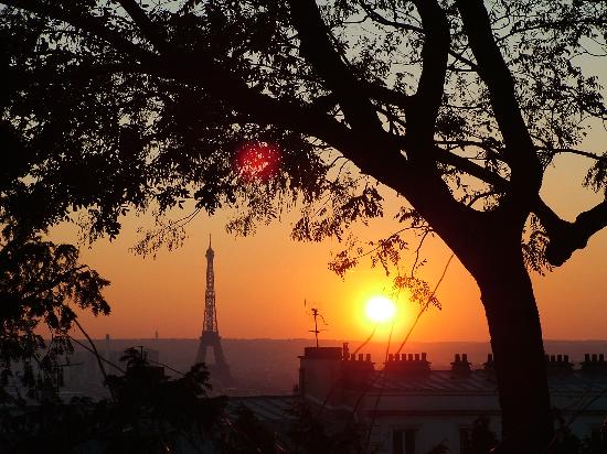 Sunset_behind_the_eiffel_Paris_France.jpg